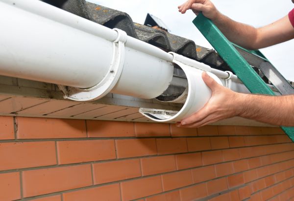 Gutter Maintenance in Taylors
