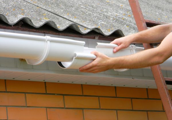Gutter Hanging in Taylors